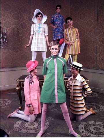 Twiggy-modelling-Betsey-Johnson-dresses-1968