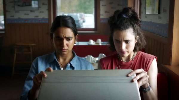 margareth qualley en drive away dolls