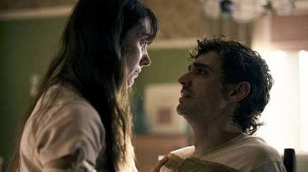 Escena de Together mostrando a Dave Franco y Allison Brie enfrentando elementos sobrenaturales