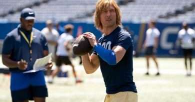 glen powell en la serie chad powers