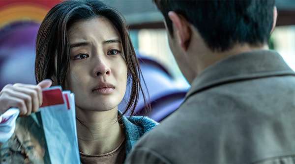 Protagonista de Noise enfrentando la amenaza sobrenatural en el complejo de departamentos