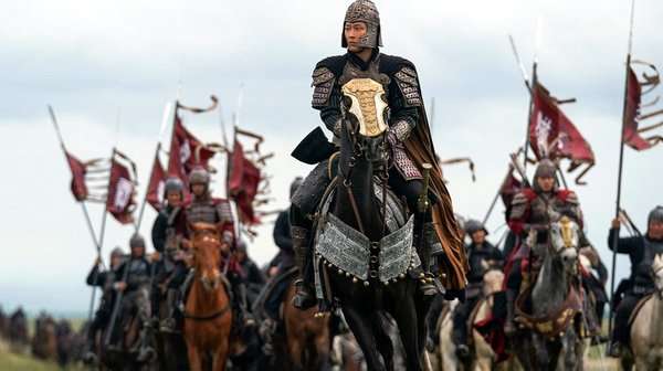 Escena de El descubridor de leyendas con un guerrero a caballo avanzando hacia la batalla.