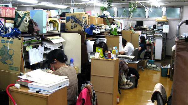 estudio de animación japonés con artistas trabajando.