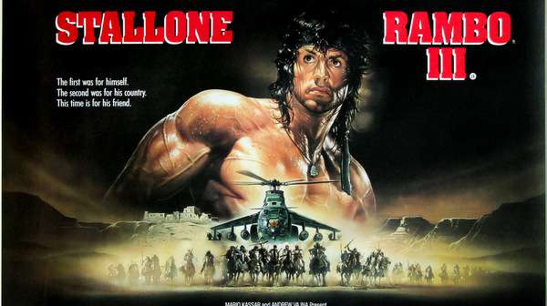 Póster internacional de Rambo III con Sylvester Stallone en escena de batalla – Arte épico pintado por Renato Casaro.