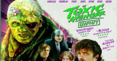 Póster de de la película The Toxic Avenger (2025) con Peter Dinklage con Toxie.