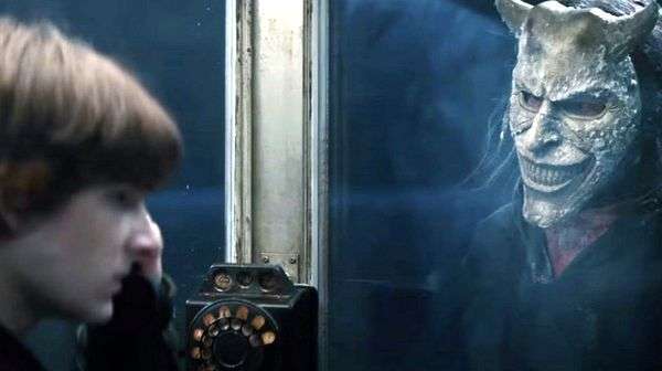 Ethan Hawke interpretando al inquietante Grabber en Black Phone 2, thriller de terror sobrenatural.