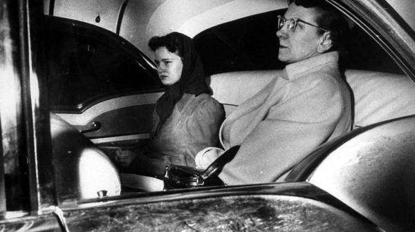Caril Ann Fugate dentro de un automovil durante la investigación del caso Starkweather en Nebraska, en 1958,