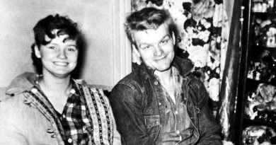 Charles Starkweather y Caril Fugate sonrien en una fotografía tomada antes de los crímenes, cuando erna dos jóvenes enamorados en Nebraska.