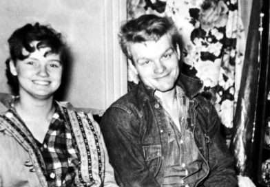 Charles Starkweather y Caril Fugate sonrien en una fotografía tomada antes de los crímenes, cuando erna dos jóvenes enamorados en Nebraska.