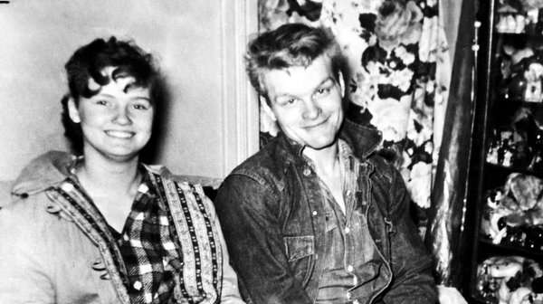Charles Starkweather y Caril Fugate sonrien en una fotografía tomada antes de los crímenes, cuando erna dos jóvenes enamorados en Nebraska.