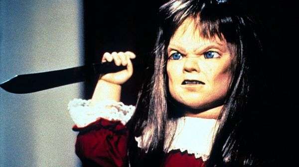 dolly dearest con cuchillo en escena de terror