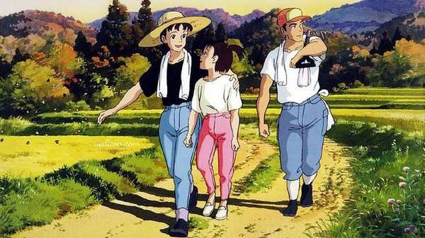 Escena del film Recuerdos del ayer, con los protagonistas caminando entre campos verdes bajo el cielo de verano, símbolo de la nostalgia y el paso del tiempo. 