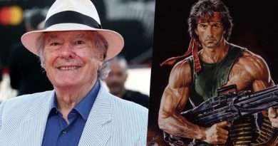 Retrato de Renato Casaro junto al póster de Rambo III – Imagen icónica del ilustrador italiano con una de sus obras más famosas.