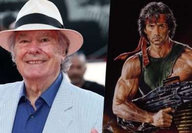 Retrato de Renato Casaro junto al póster de Rambo III – Imagen icónica del ilustrador italiano con una de sus obras más famosas.