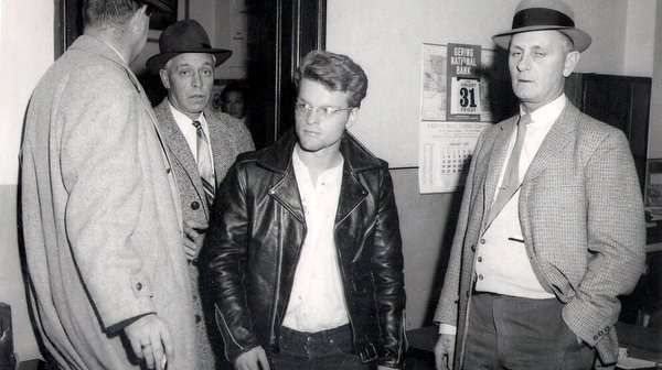 Charles Starweather, bajo custodia de la policía, es escoltado tras su captura.Imagen icónica que marcó el fin de su sangrienta fuga por Estados Unidos.