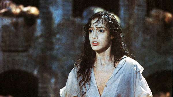 Jennifer Beals como la novia de Frankenstein en una escena de The Bride (1986)