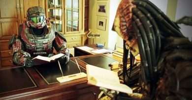 Predator leyendo un libro en una biblioteca repleta de estantes.