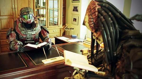 Predator leyendo un libro en una biblioteca repleta de estantes.