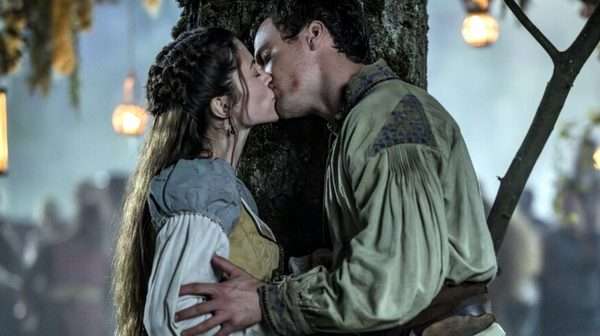 Robin y Marian se besan en una escena romántica de la serie Robin Hood (2025