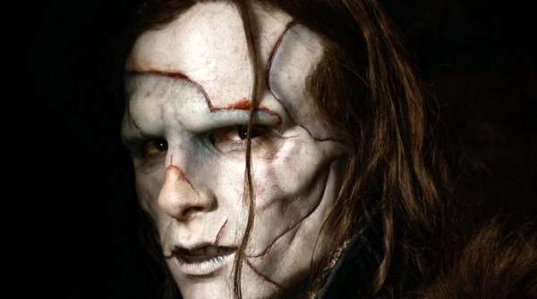 Jacob Elordi interpreta al monstruo en Frankenstein (2025), en una escena del film.