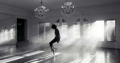 Michael Jackson bailando en un salón de espejos en el primer tráiler de la biografía dirigida por Antoine Fuqua.