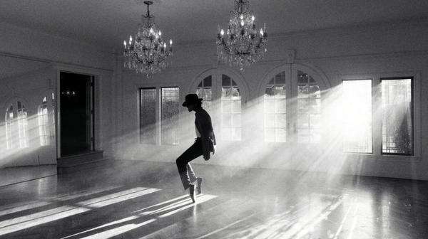 Michael Jackson bailando en un salón de espejos en el primer tráiler de la biografía dirigida por Antoine Fuqua.