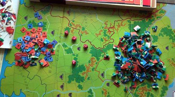 Tablero del juego de mesa inspirado en la novela Tormenta Roja