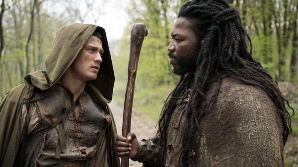 Robin Hood junto al Little John de la serie Robin Hood (2025).