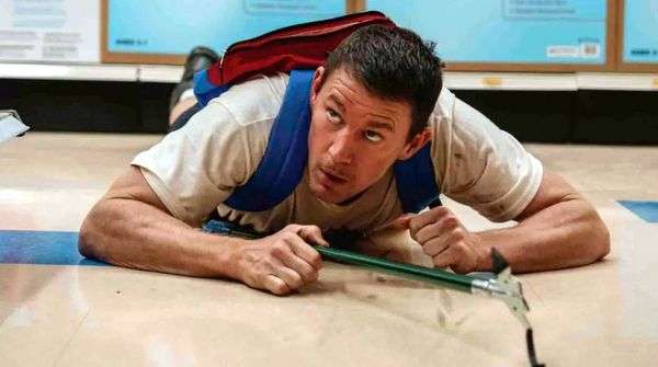 Channing Tatum escondido en una juguetería en una escena de Un buen ladrón.