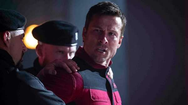 Glenn Powell en una escena de acción de El sobreviviente, interpretando al nuevo Ben Richards.