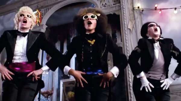 Los protagonistas bailan el Time Warp en una escena icónica del film.