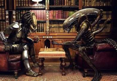 Top 10 juegos de Predator: los mejores títulos de la franquicia Alien y Predator jugando una partida de ajedrez en una imagen humorística.