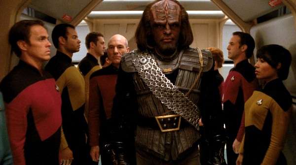 Worf se despide de la Enterprise en el episodio Redemption Part I de Star Trek The Next Generation.