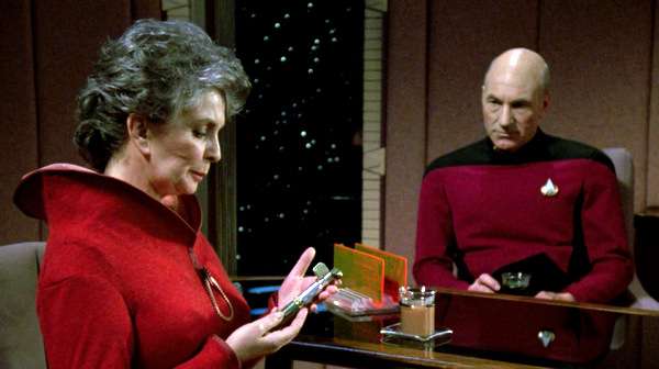 Escena del episodio The Drumhead de Star Trek The Next Generation con la jueza interpretada por Jean Simmons y Jean-Luc Picard.