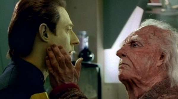 Data se enfrenta a su creador Noonien Soong en el episodio Brothers de Star Trek The Next Generation.