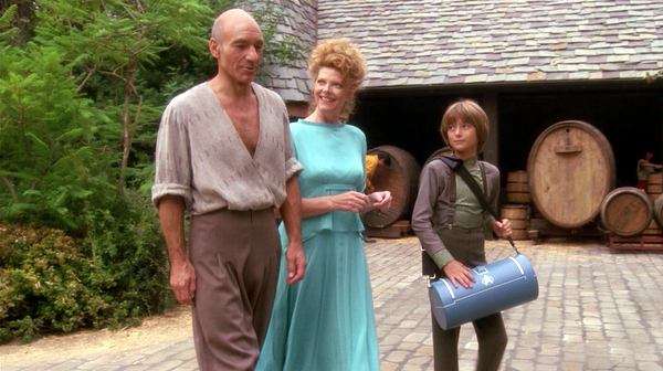 Jean-Luc Picard reflexiona tras su trauma como Locutus en el episodio Family de Star Trek The Next Generation.