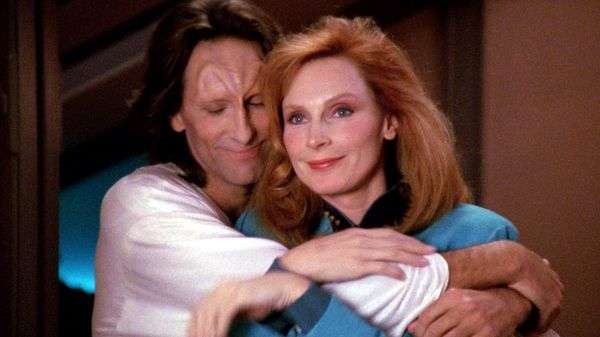 La doctora Beverly Crusher enfrenta un dilema emocional en el episodio The Host de Star Trek The Next Generation.
