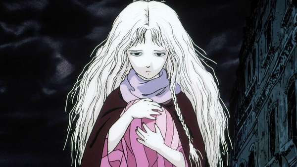 Retrato de la protagonista de Angel’s Egg sosteniendo un huevo en un entorno oscuro y melancólico