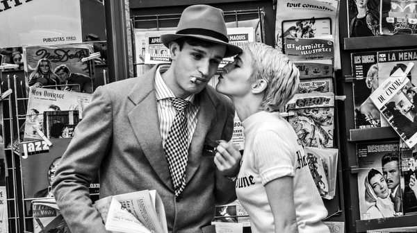 Zoey Deutch y Aubry Dullin en una escena de “Nouvelle Vague” de Richard Linklater.