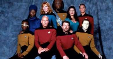 El elenco principal de Star Trek The Next Generation en la cuarta temporada, con Jean-Luc Picard al frente de la tripulación de la Enterprise.