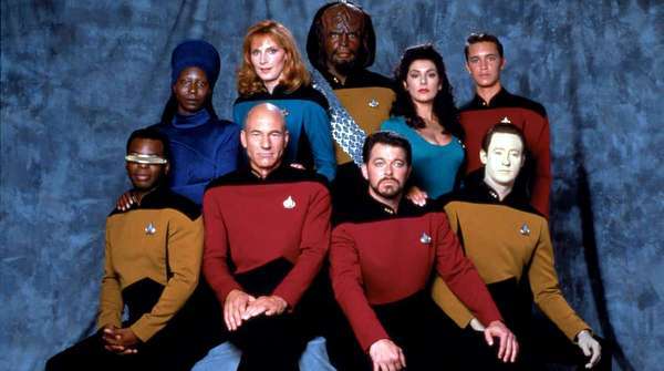 El elenco principal de Star Trek The Next Generation en la cuarta temporada, con Jean-Luc Picard al frente de la tripulación de la Enterprise.