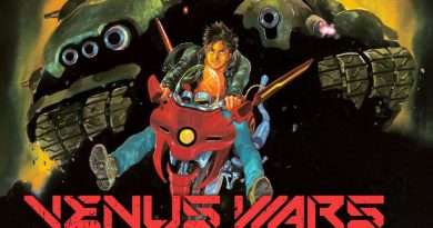 2- WHEN MARNIE WAS THERE (2014) Un caso similar al de Princess Arete. Joan G. Robinson fue una autora británica de literatura infantil que en 1967 incursionó en la narrativa juvenil con un relato que abordaba temáticas más densas y sensibles. When Marnie Was There tuvo una buena recepción, pero nunca despertó pasión de multitudes en Inglaterra, a diferencia de Japón, donde llegó a convertirse en un best seller. Era inevitable que la industria japonesa eventualmente realizara su adaptación cinematográfica. En mi opinión, esta fue la última gran película del estudio Ghibli, que lamentablemente, debido a la soberbia y omnipotencia de sus fundadores, nunca llegó a construir una generación sólida de realizadores herederos capaz de sostener su legado. Como tantos otros artistas, Mamoru Hosoda despegó en la industria cuando se alejó de Ghibli, luego de que lo obligaran a copiar los trabajos de Hayao Miyazaki e Isao Takahata, en lugar de desarrollar una voz propia. En este film, Ghibli se despide con una película íntima y sensible, que sobresale por su puesta en escena naturalista —Monet siempre presente—, donde la introspección emocional de los personajes prima sobre el conflicto externo. Gran trabajo de Hiromasa Yonebayashi, quien más tarde dirigió la simpática Mary and the Witch’s Flower, que no llegó a ingresar en esta lista. Luego de este título, Ghibli continuó con The Red Turtle (más cercana a una coproducción europea), la horrible Earwig and the Witch y The Boy and the Heron, que al menos para mí fue un gran meh de Miyazaki. 31- BLOOD: THE LAST VAMPIRE (2000) Una gema audiovisual que sorprendió en los comienzos del nuevo siglo. Pese a su corta duración —apenas 45 minutos—, el film de Hiroyuki Kitakubo sobresalió por su economía narrativa y la construcción de atmósferas a partir del uso del silencio. Las fantásticas secuencias de acción y el contexto de los años sesenta dentro de la trama le aportaron una mirada fresca y creativa al cine de vampiros. Su éxito derivó luego en una serie de televisión producida por Production I.G. y una versión live action, estrenada en 2009, que no llegué a ver.