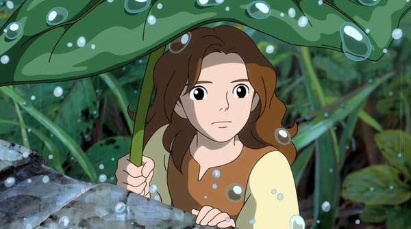 Escena de Arrietty en su mundo diminuto, interactuando con objetos cotidianos a gran escala.