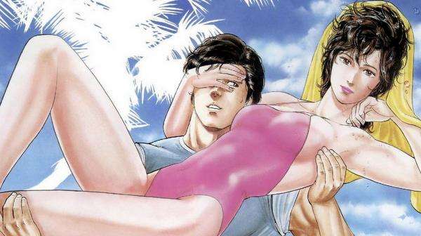 Ryo Saeba sostiene a Hideyuki disfrazada con un traje de baño en una escena cómica de City Hunter: Magnum with Love and Fate