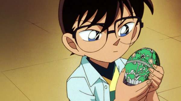 Escena de Detective Conan: The Last Wizard of the Century con Conan observando un huevo Fabergé