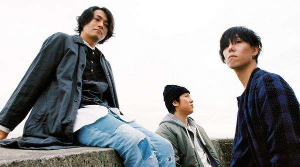 Integrantes de la banda de rock japonesa Radwimps posando juntos en una imagen promocional