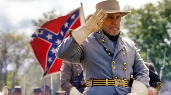 Escena de Gods and Generals con Robert Duvall como el General Robert E.Lee.