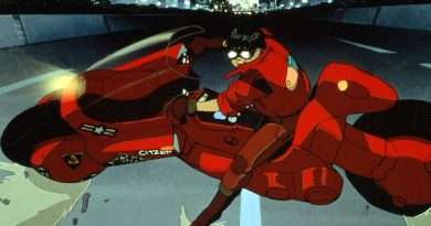 Kaneda conduciendo su icónica moto roja por las calles iluminadas de Neo-Tokyo.