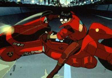 Kaneda conduciendo su icónica moto roja por las calles iluminadas de Neo-Tokyo.