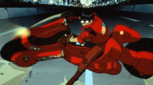 Kaneda conduciendo su icónica moto roja por las calles iluminadas de Neo-Tokyo.
